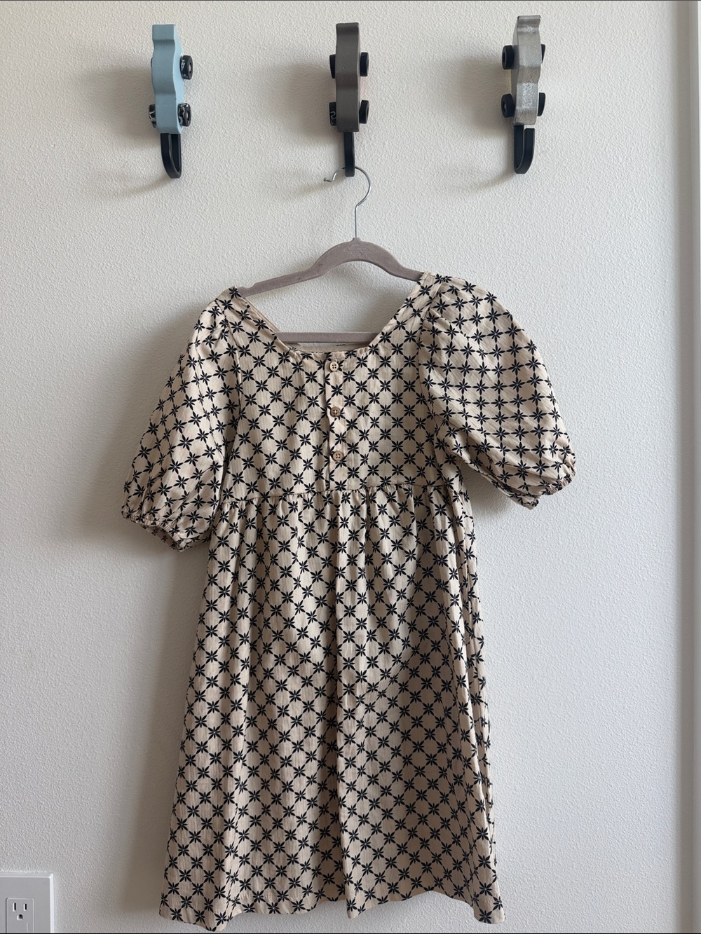 Source Unknown Cream Dress with Black Star Print and Puff Sleeves